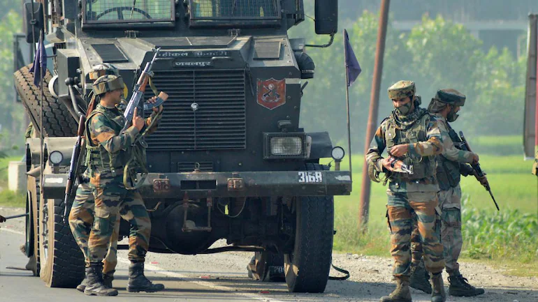 Police personnel, militant killed in ongoing encounter in Kulgam