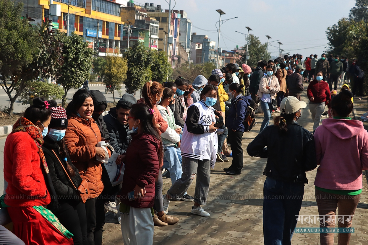 Mob of people getting vaccination for COVID-19 [Photos]