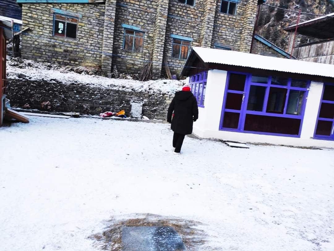 Snow in Manang, temperature below minus 6