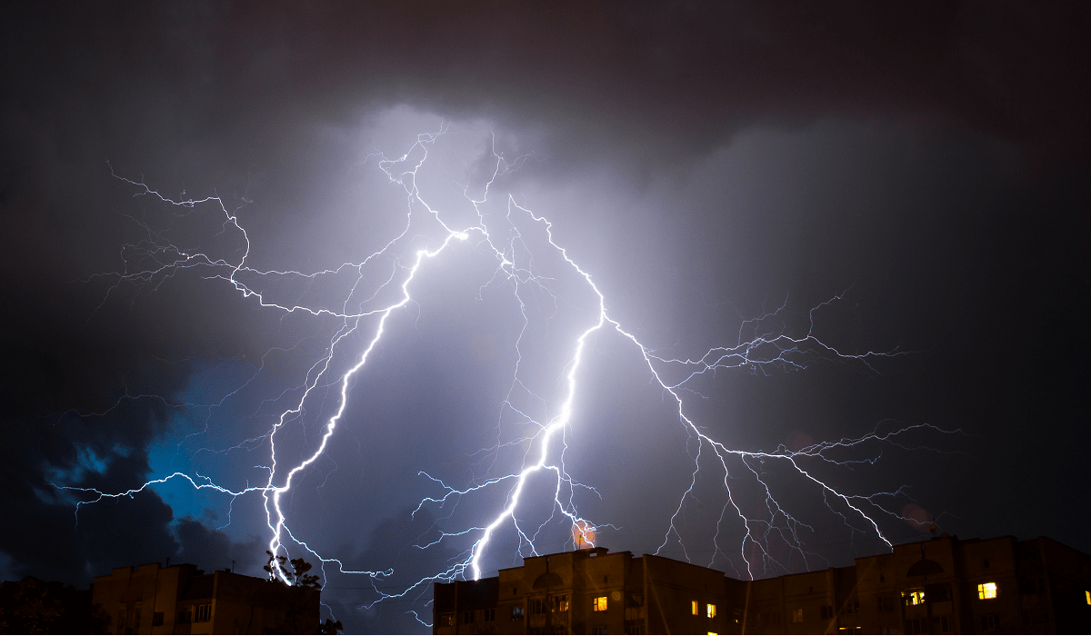 Chances of rain with thunder and lightning today