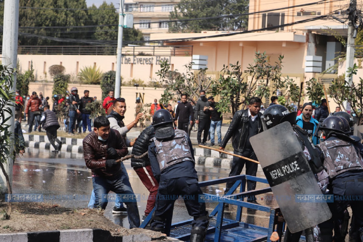 Clashes between YCL and police [Photos]