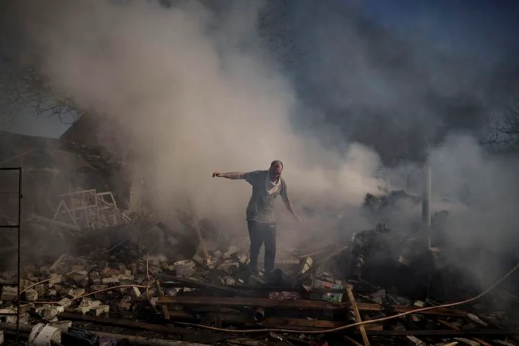 Ukraine war: Officials says 300 dead in Russian airstrike on theatre in Mariupol