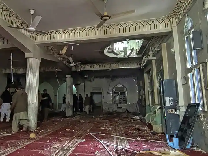 At least 23 hurt in mosque blast in northwest Pakistan: police