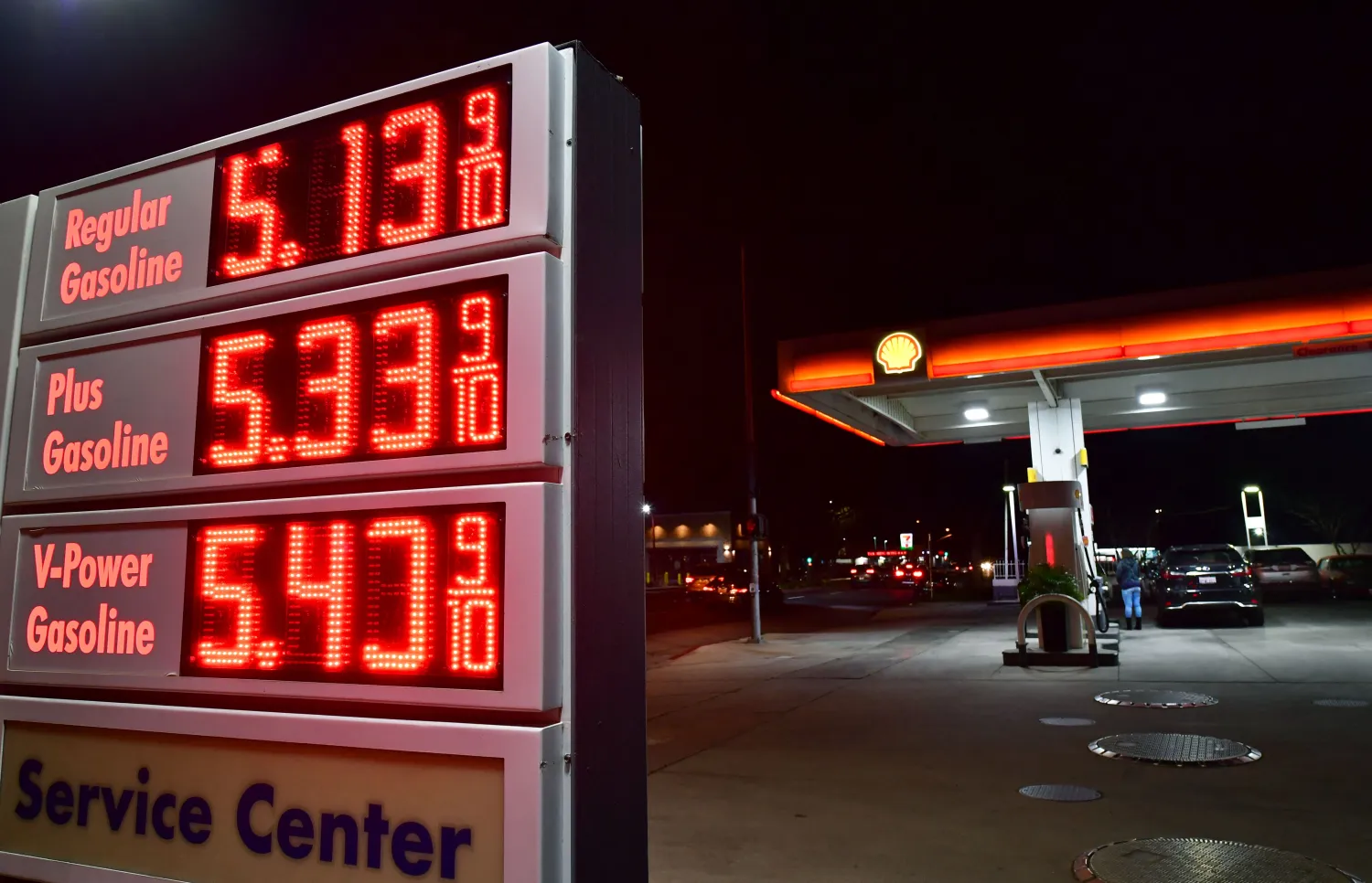 Gas prices in U.S. Los Angeles county continue climb