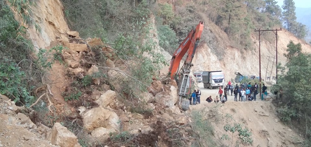 Landslides obstruct Dang-Salyan road section