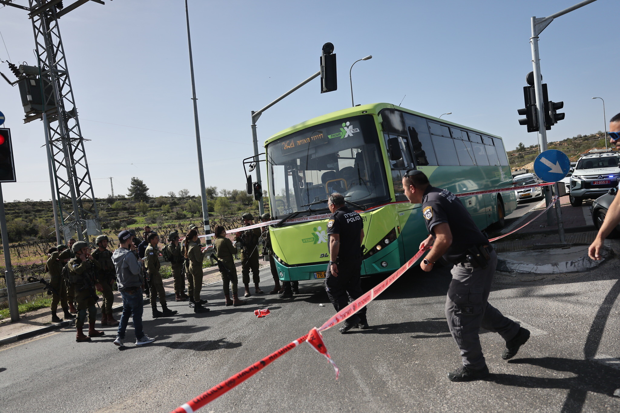 Нападение террористов от 1 лица. Пассажиры в автобусе. Террористическое нападение.