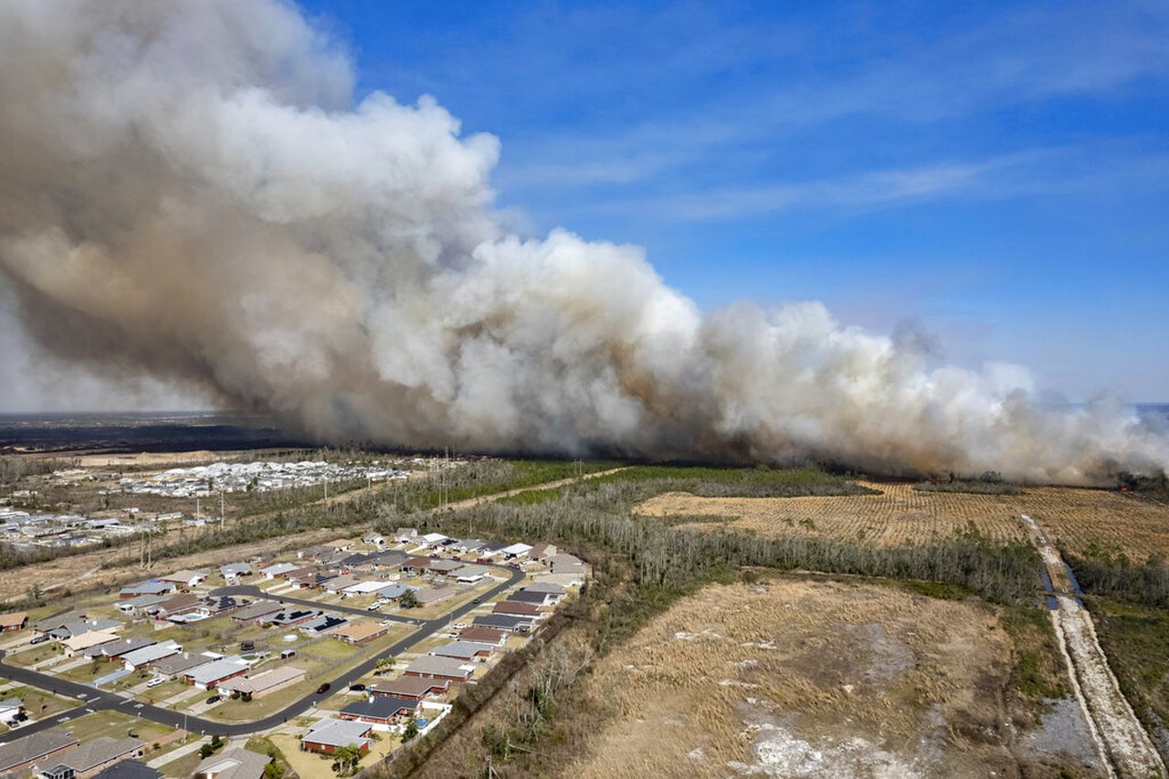 Wildfires grow in U.S. state Florida, force evacuation of 600 homes