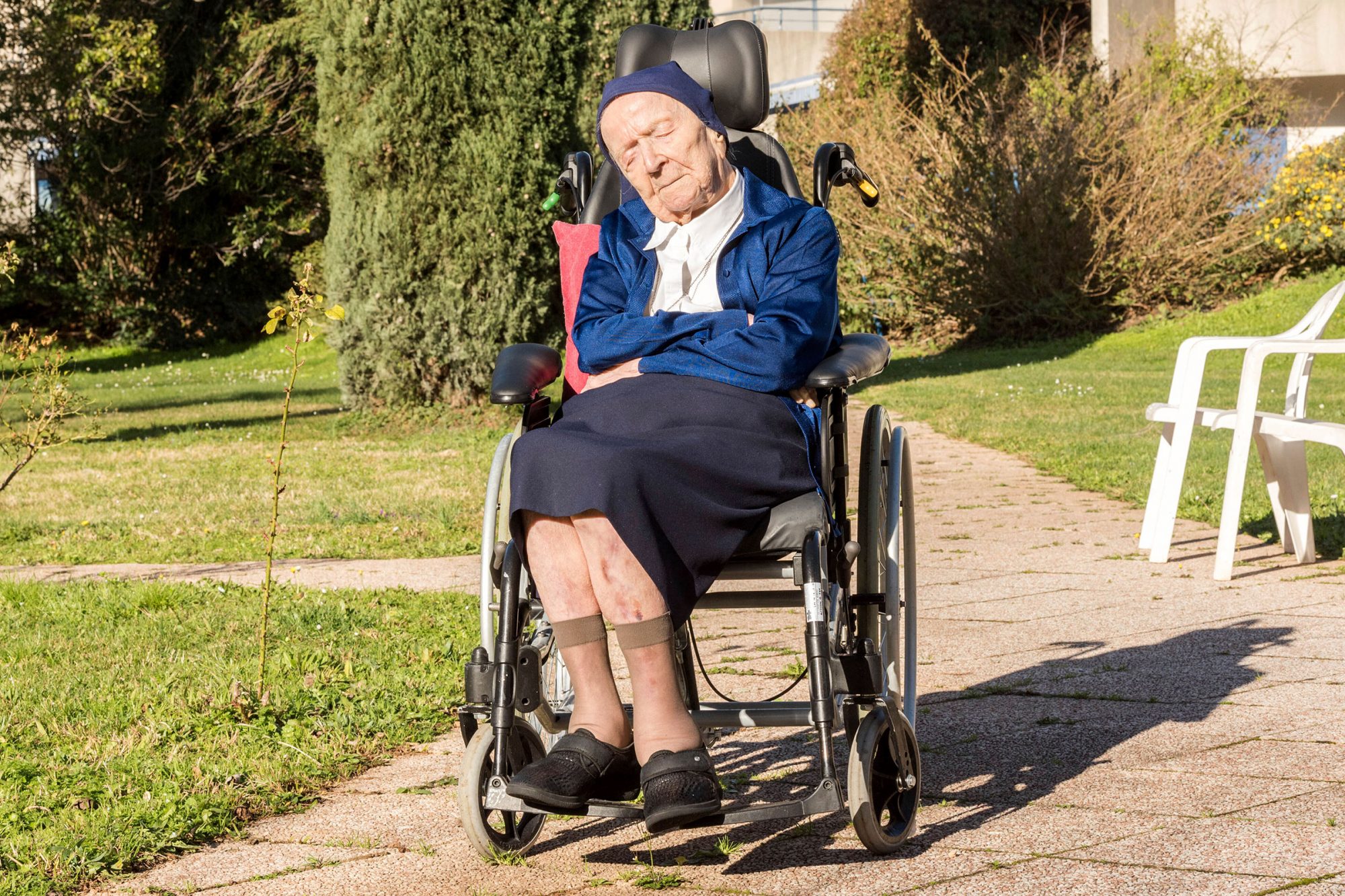 Как умирает пожилой человек. 118-Летняя французская монахиня Люсиль Рандон. Французская монахиня сестра Андре. Фото пожилой женщины.
