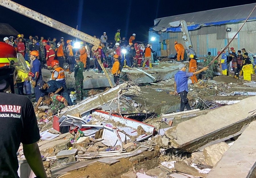 4 killed in mini-market building collapse in Indonesia’s Kalimantan