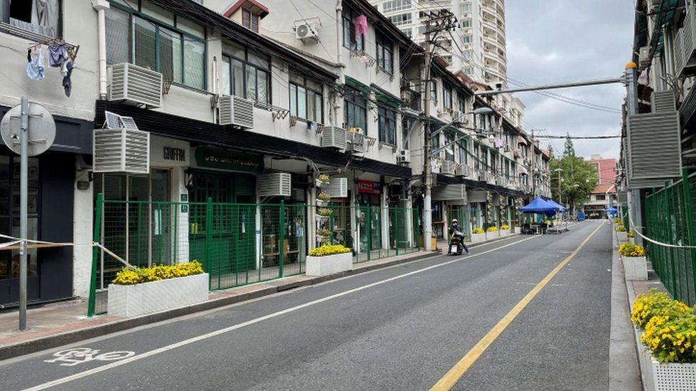 Shanghai: Green fences baffle locked down residents