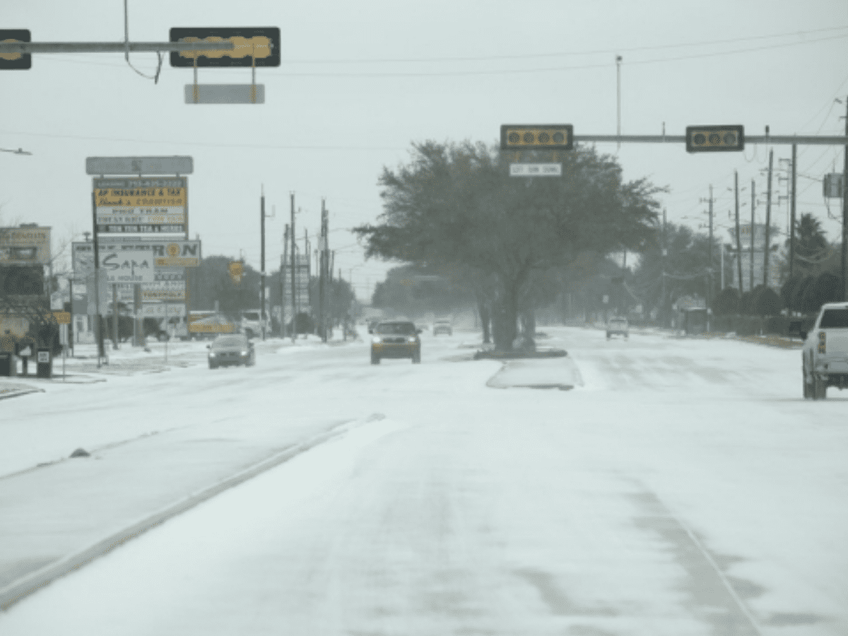 Massive outage reported as snowstorm hits US