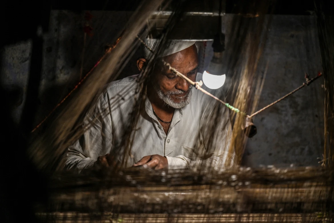 Weavers of India’s famous Banarasi sari are struggling [Photos]