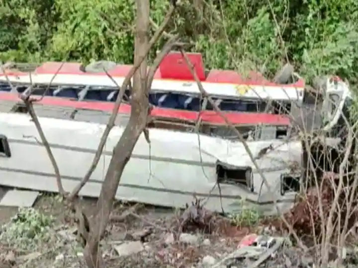 15 injured as bus falls into 25-feet deep gorge in Palghar | Video