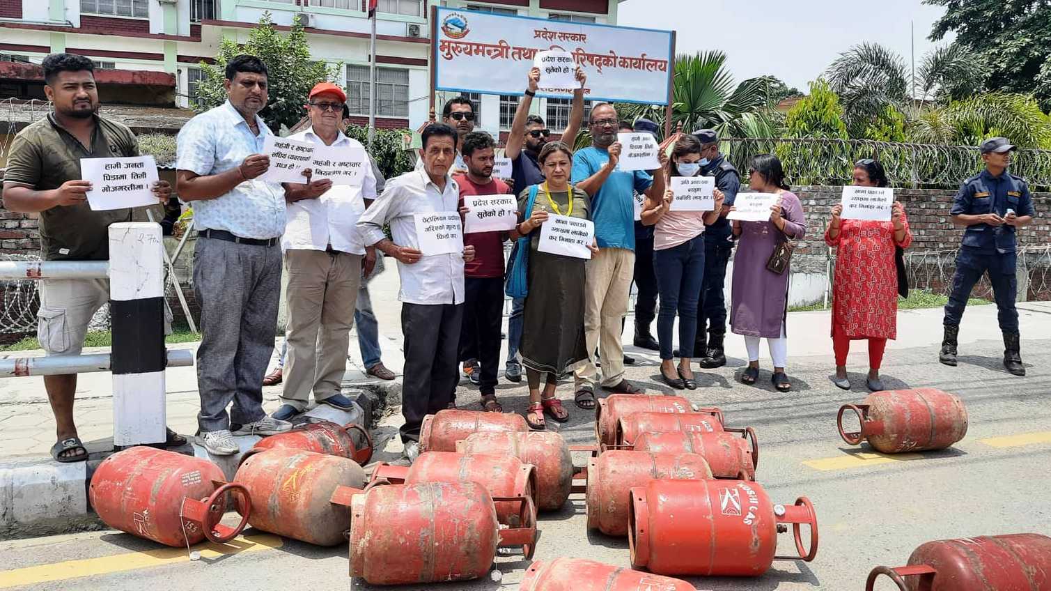 Consumers reached CM’s office with empty cylinders