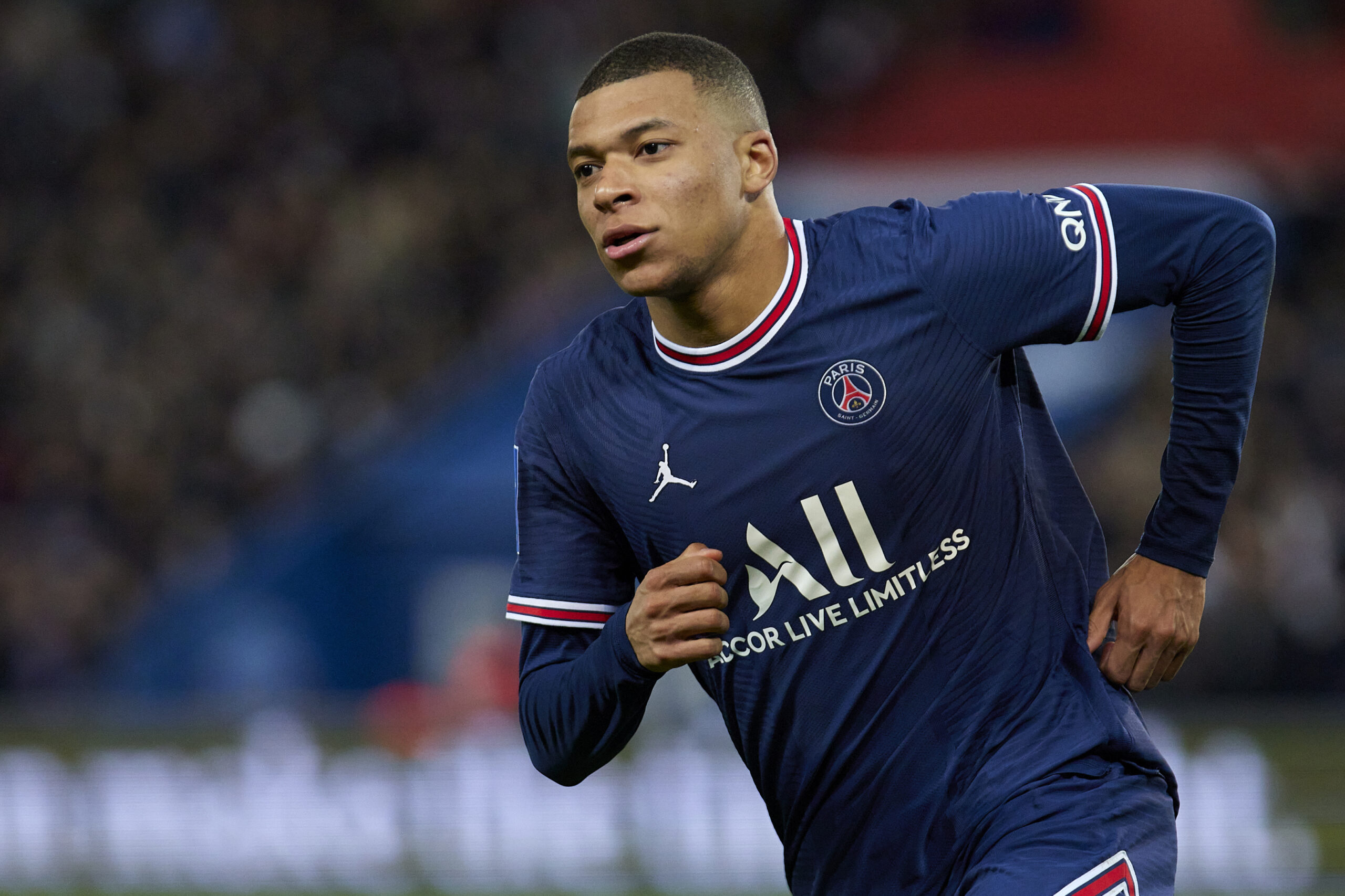 Kylian Mbappé agrees to three-year contract extension with Paris Saint-Germain, snubbing Real Madrid