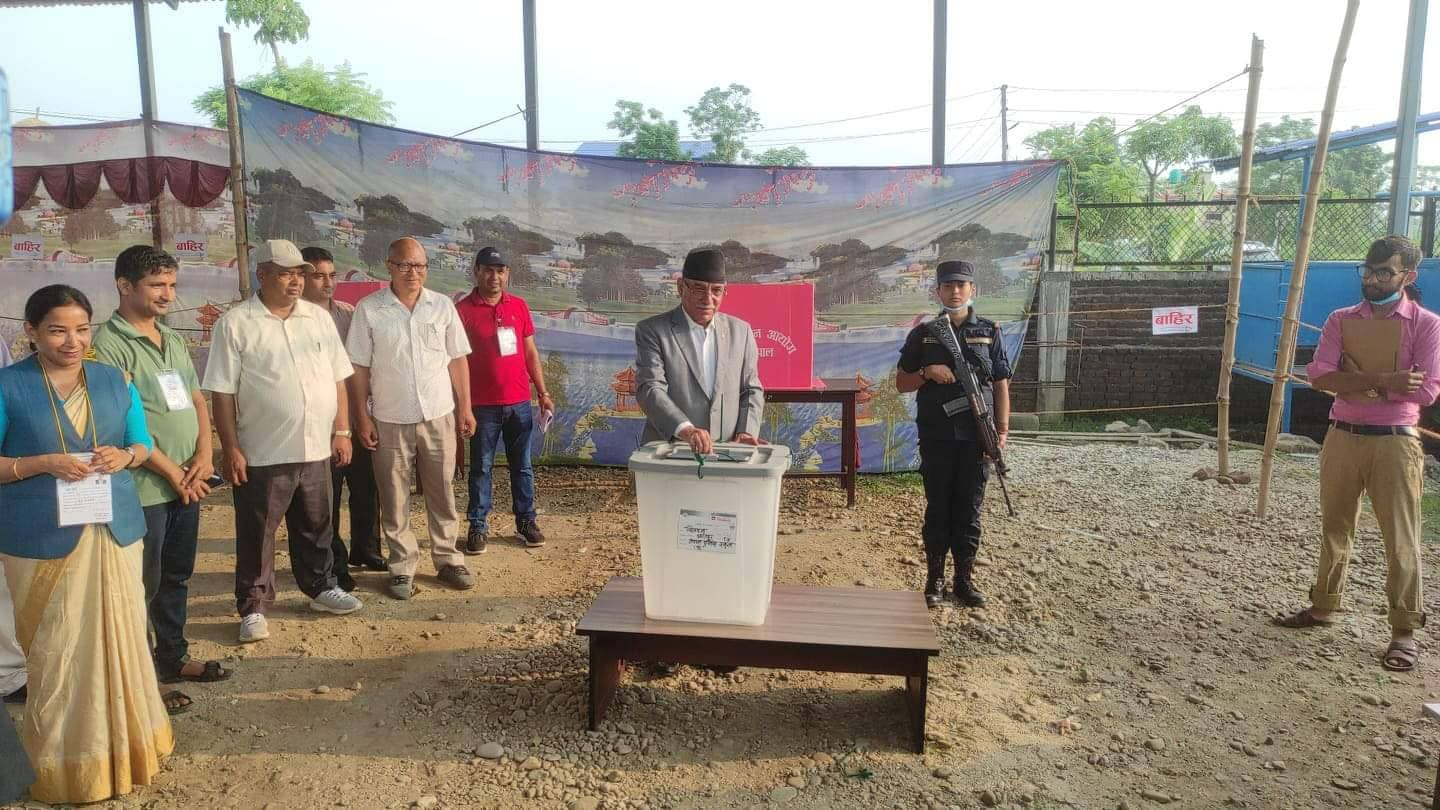 Prachanda cast his vote in Chitwan