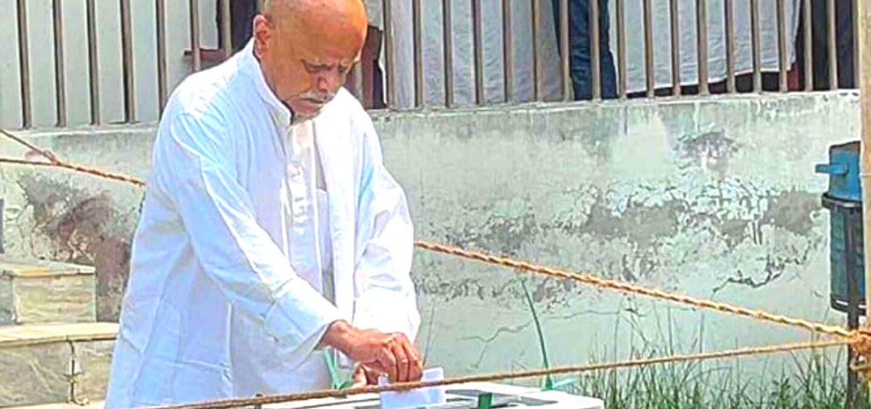 Former President Yadav casts ballot in local election