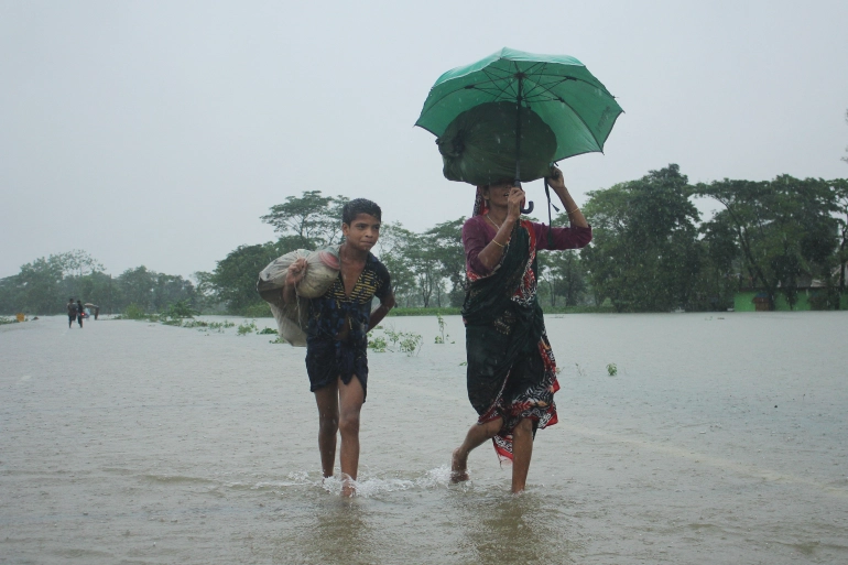 Fresh floods hit Bangladesh, hundreds of thousands left stranded