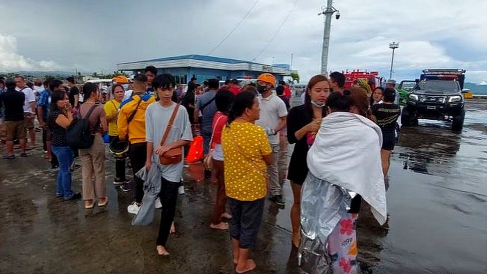 Huge fire engulfs ferry in Philippines