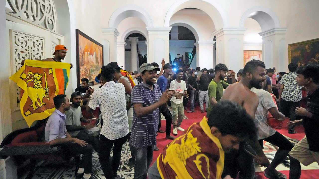 Lankan protesters claim finding millions of rupees at Rajapaksa’s house