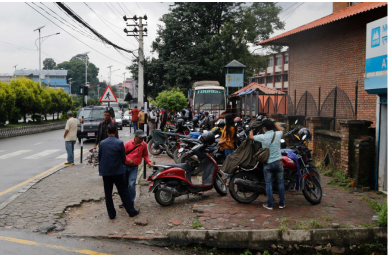 Kathmandu District Court encroaches pavement with impunity while street vendors are fined