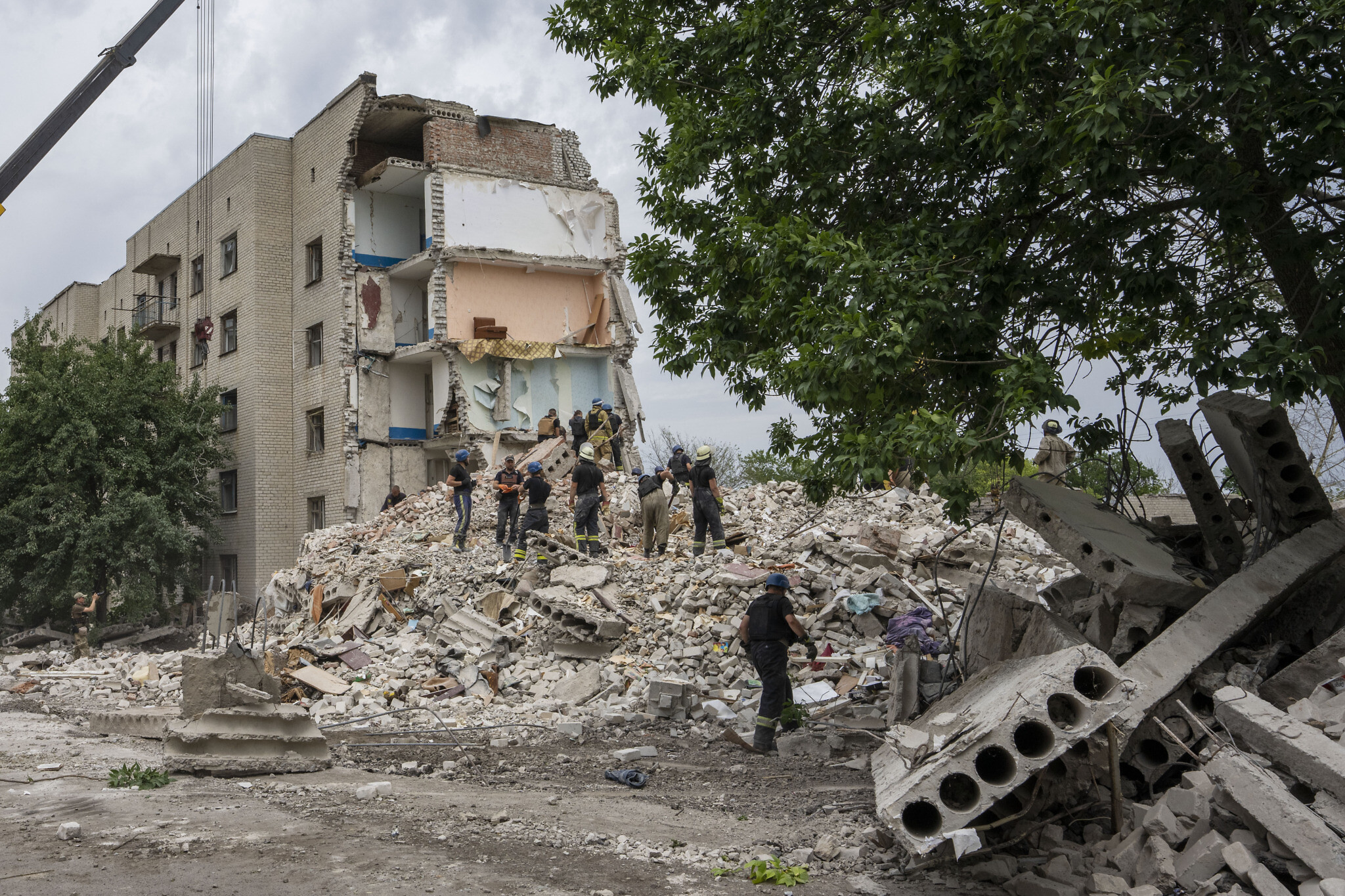 Dozens feared trapped after Russian strike on Ukraine apartment building