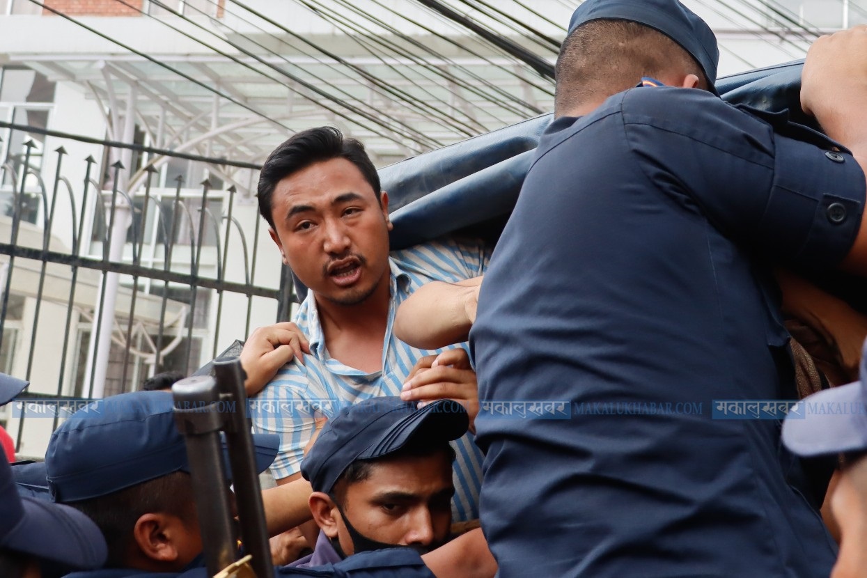 In Pics: Youth NC activists showing black flag to Finance Minister under police control