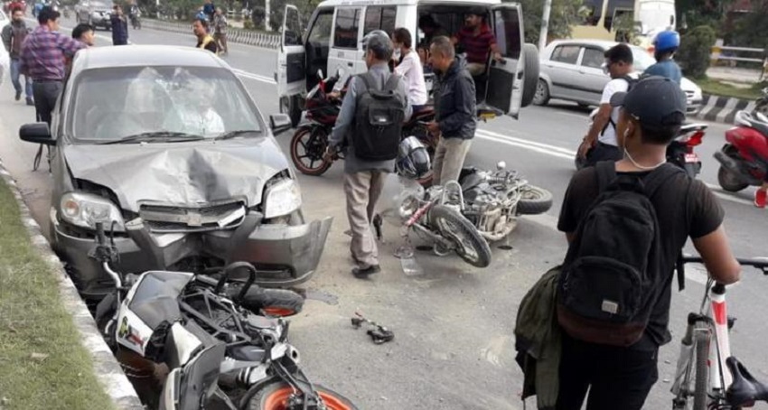 Car overturned at Babar Mahal, three injured