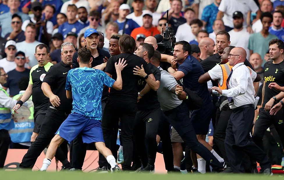 Tuchel & Conte both got red cards in thrilling Chelsea & Tottenham clash