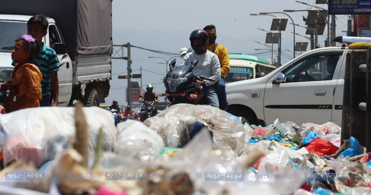Stinky Kathmandu: Garbage-filled roads and sidewalks, where to walk from?