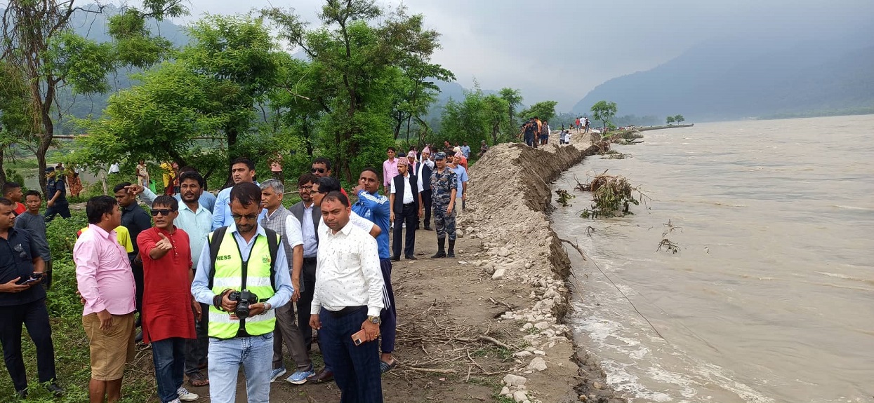 Saptakoshi dam burst leaves scores of people trapped