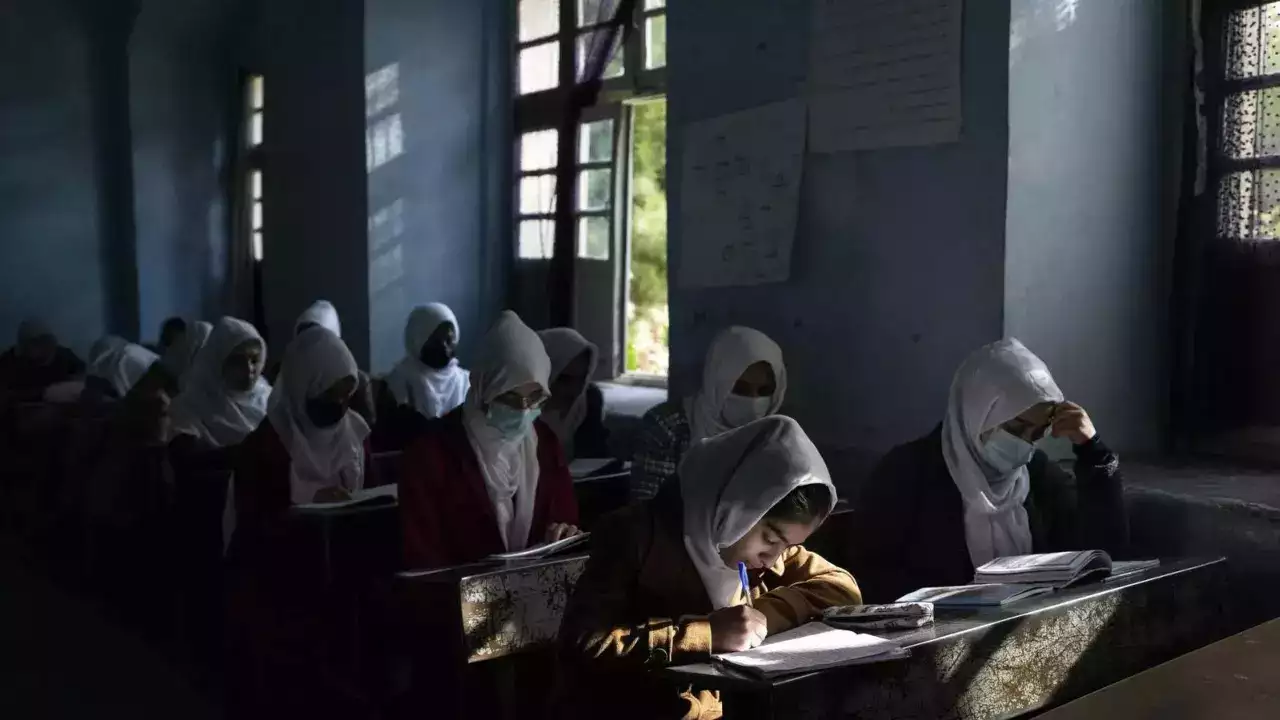 400 private schools close in Afghanistan: local media