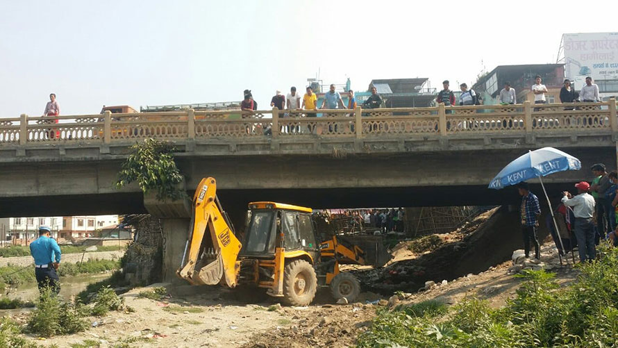 Man who jumped from Bishnumati Bridge rescued alive