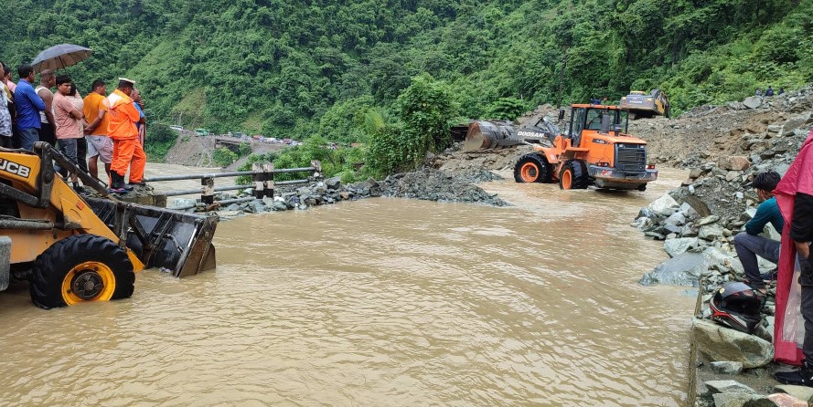 Landslides again blocks Narayangadh-Mugling road