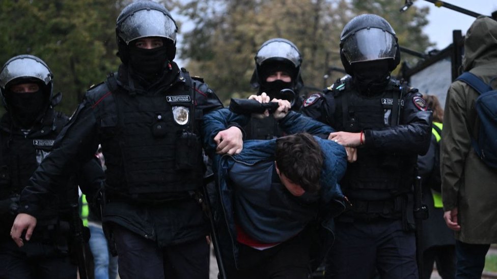 Ukraine war: Hundreds arrested as Russian draft protests continue