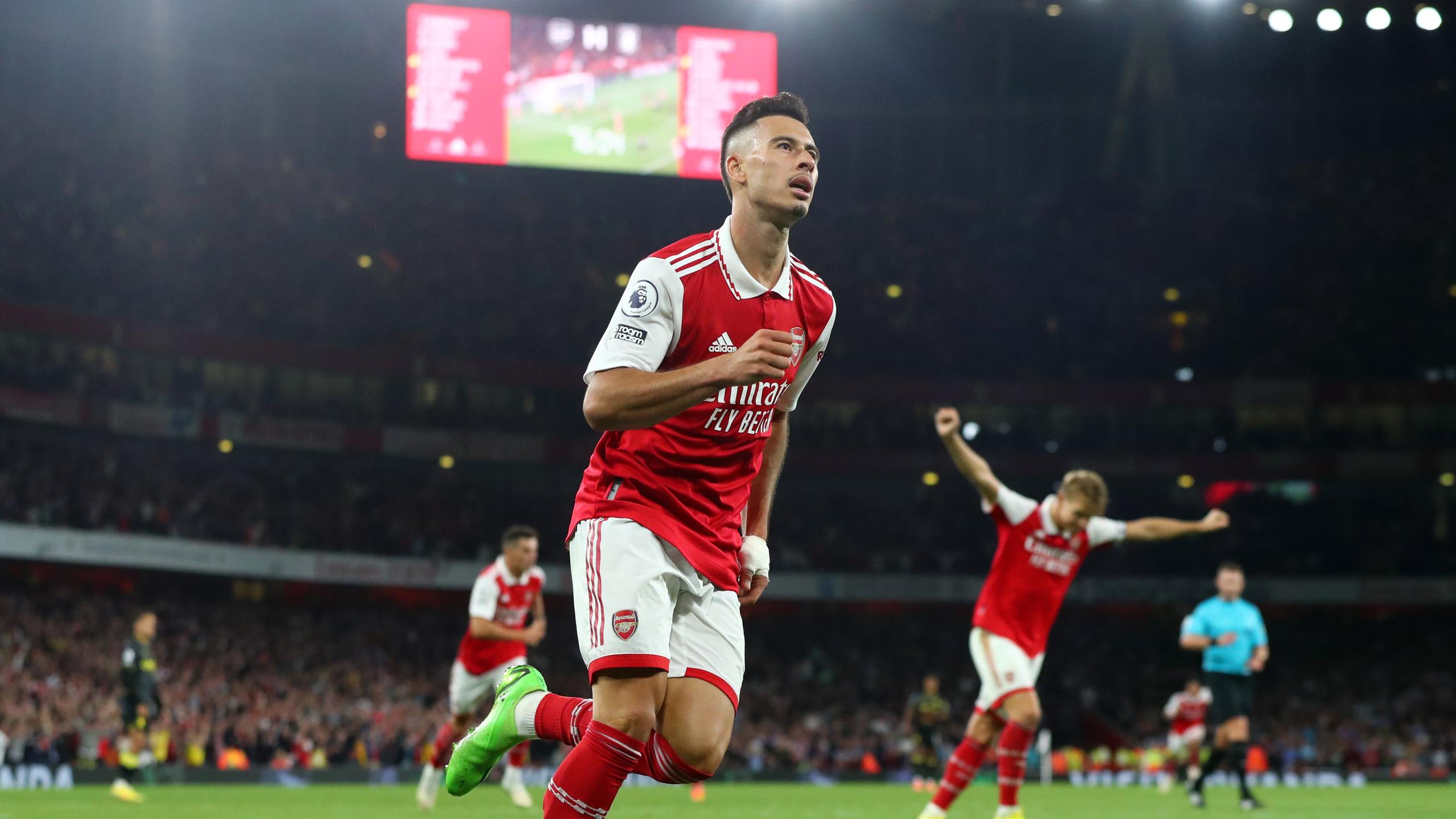 Arsenal remain at the top with fifth consecutive win