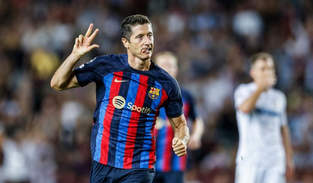 Lewandowski hat trick leads Barcelona to 5-1 win over Plzen