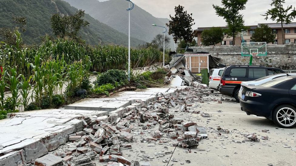 Deadly tremor rocks Sichuan city in lockdown