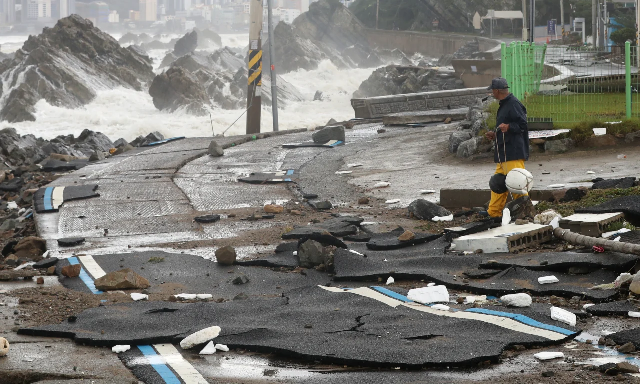 2 dead, 10 missing in S.Korea after Typhoon Hinnamnor passes by