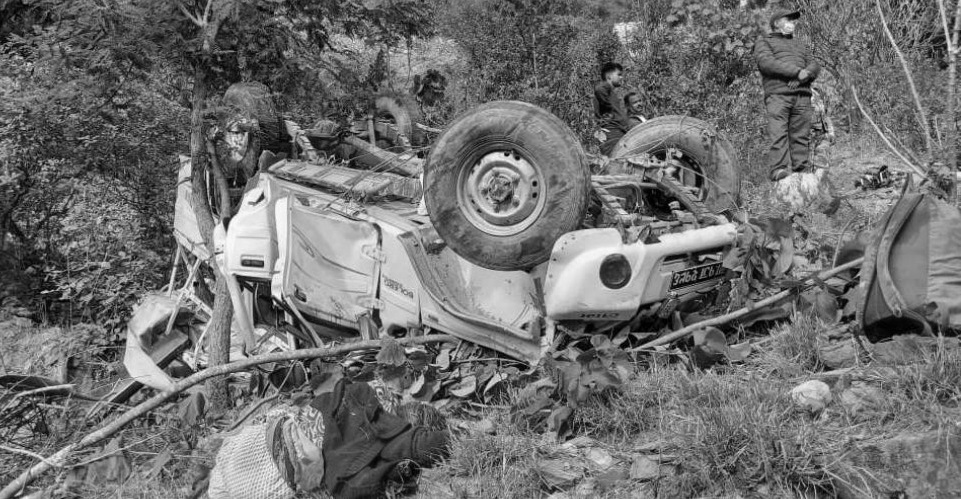 Parbat jeep accident: one dies, 11 injured