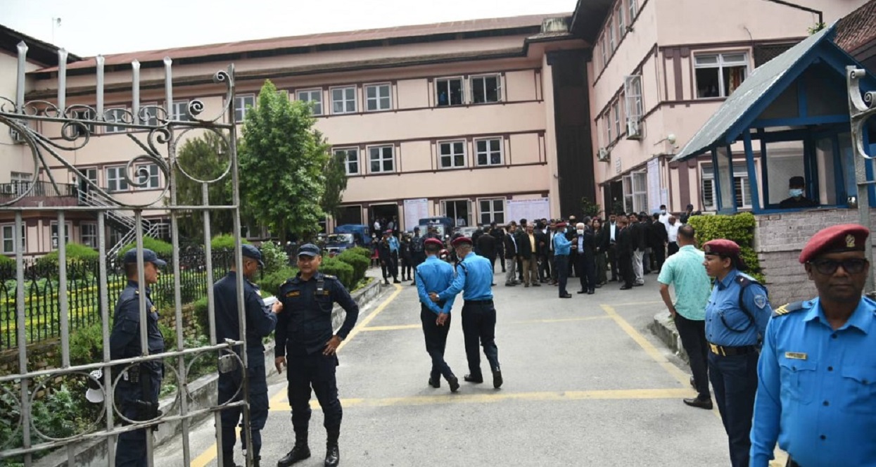 Police & lawyers at the SC before reaching Cholendra