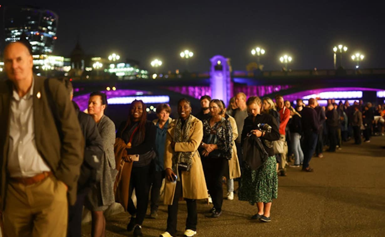 4 Km Queue As Mourners File Past Queen Elizabeth’s Coffin