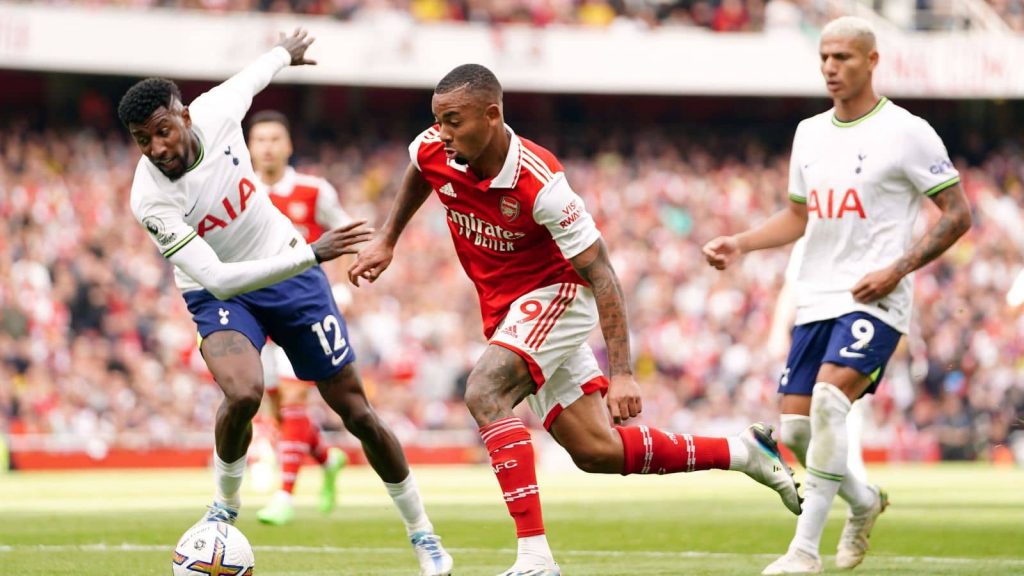 Top-placed Arsenal beat Tottenham