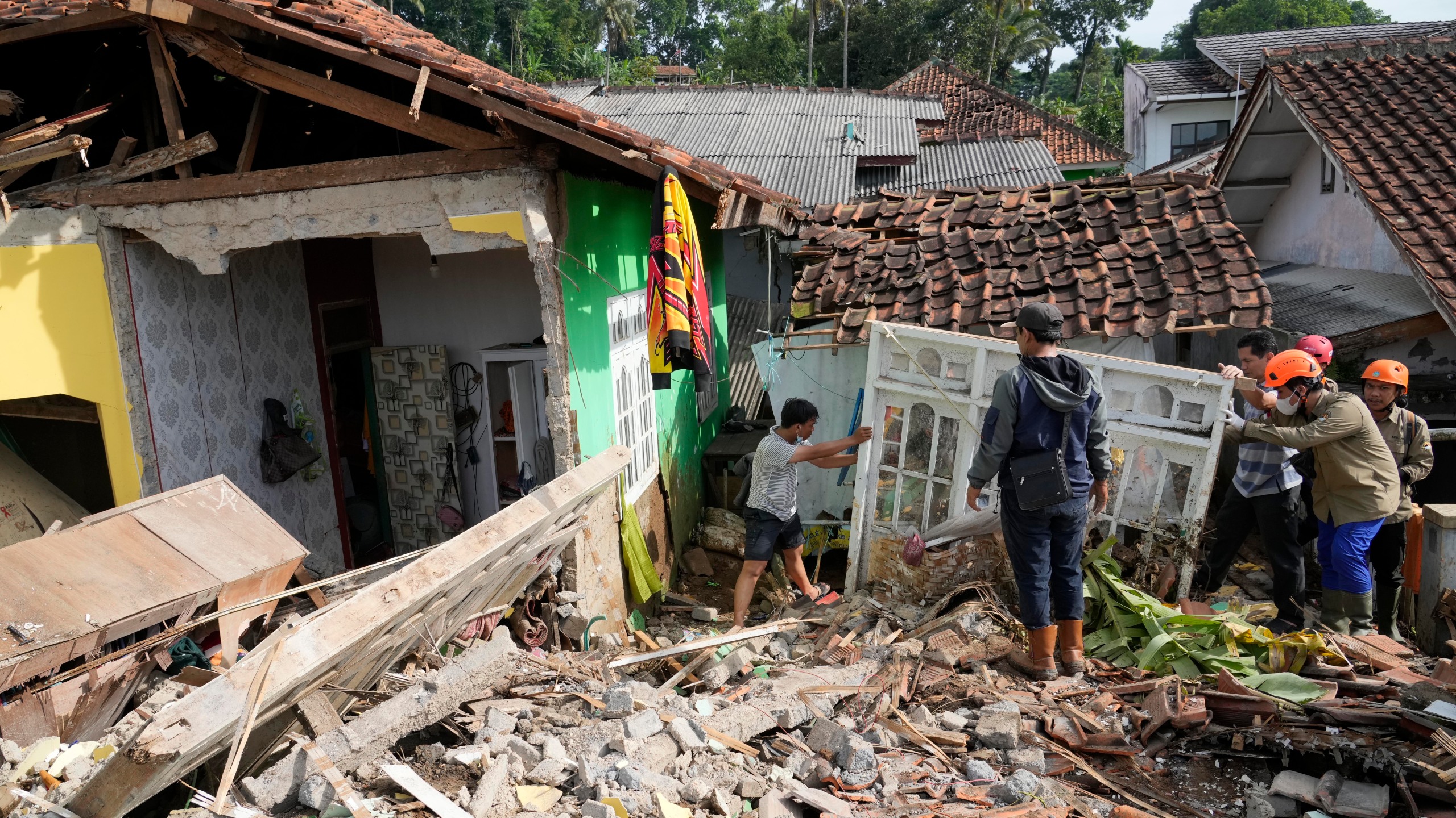 Aid flows to quake-hit areas in west Indonesia