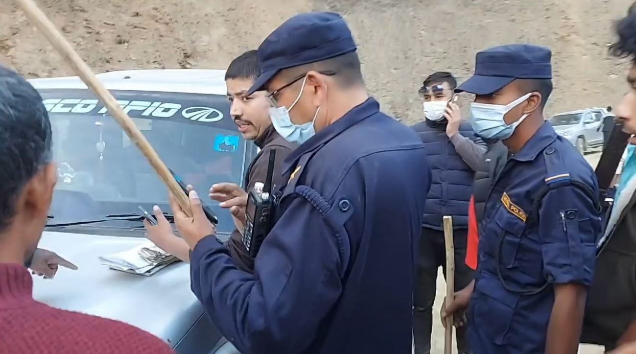 Son of UML candidate nabbed for distributing money in Sindhupalchowk 2 (video included)