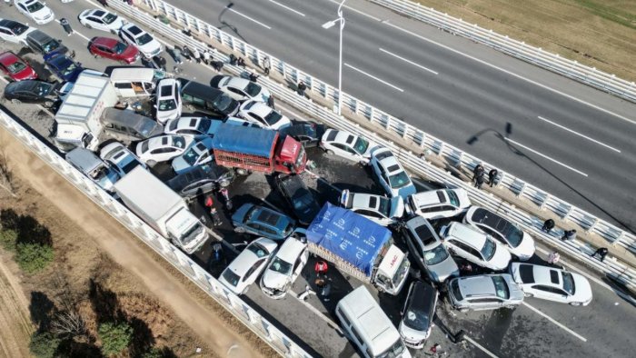 One dead in China highway pile-up involving hundreds of cars