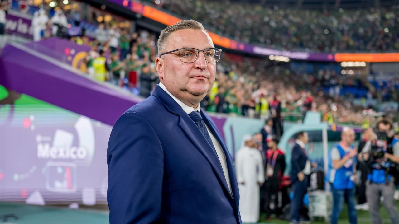 Poland coach Michniewicz to leave post