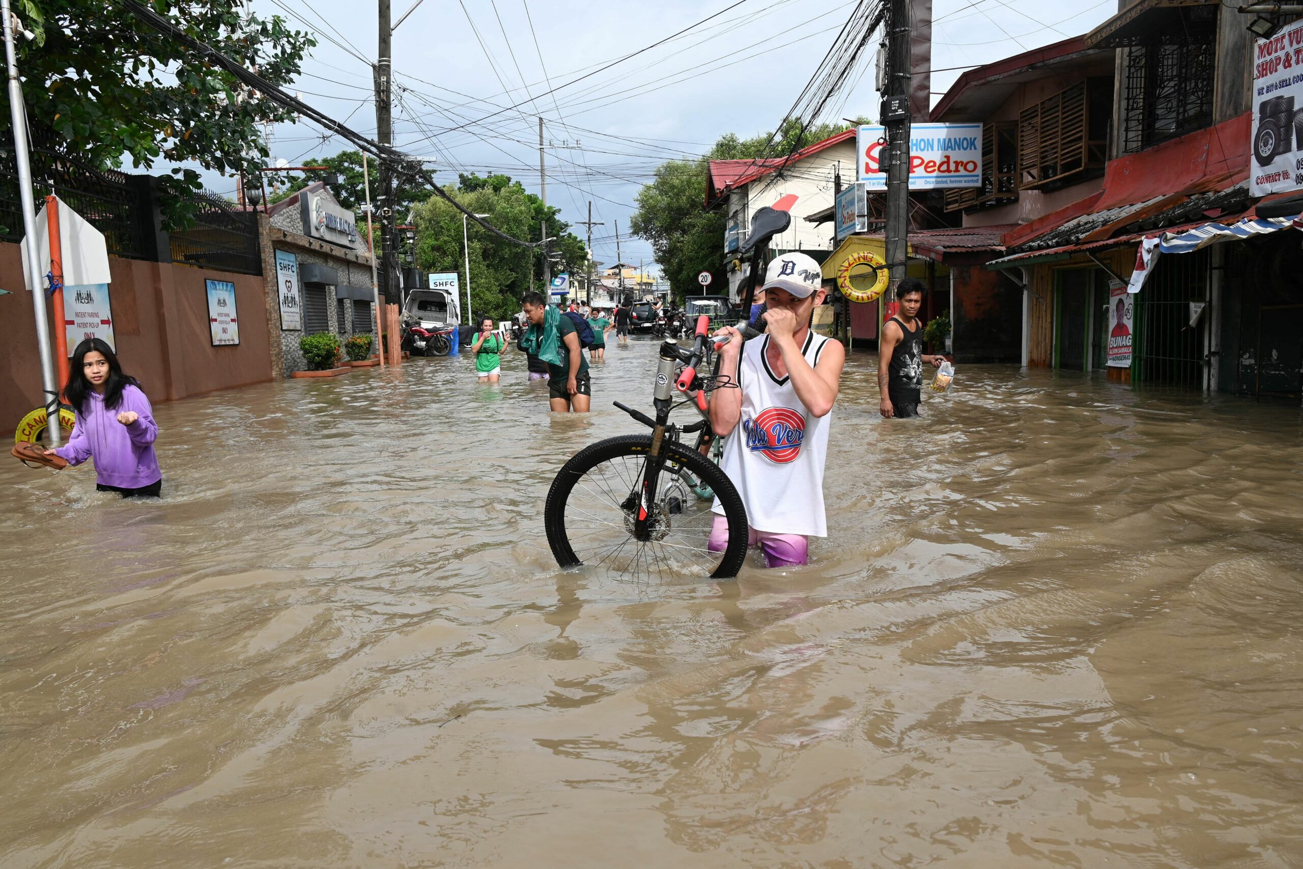 Floods in Philippines kill 32