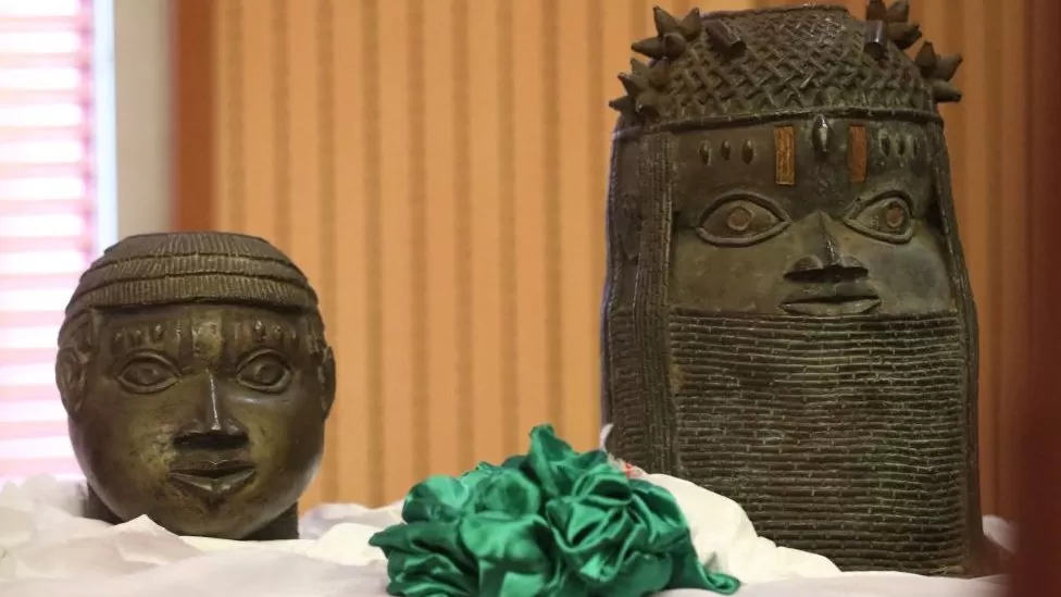 Benin Bronzes: Germany returns looted artefacts to Nigeria