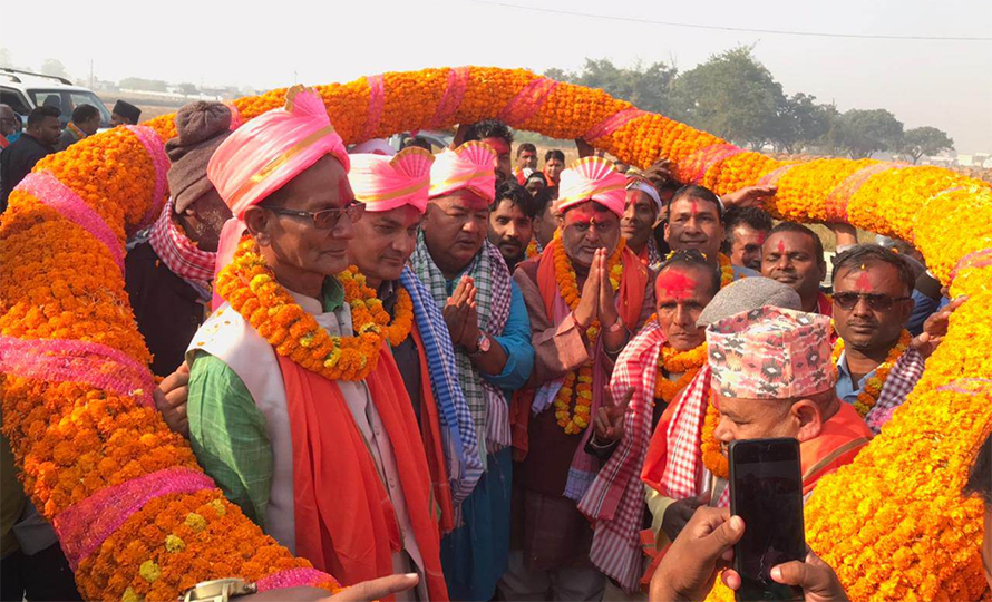 Kisan & Jitendra greeted with a 205 kg garland